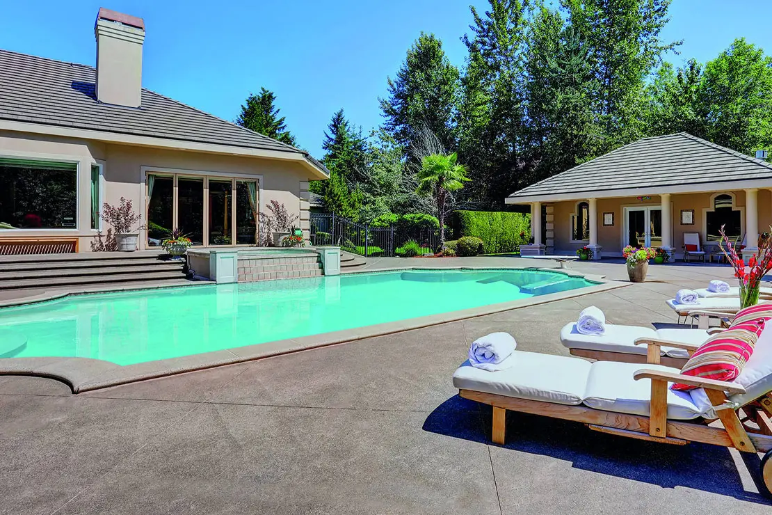 Hogar con impresionante piscina revestida de hormigón impreso. Hogar con impresionante piscina revestida de hormigón impreso.